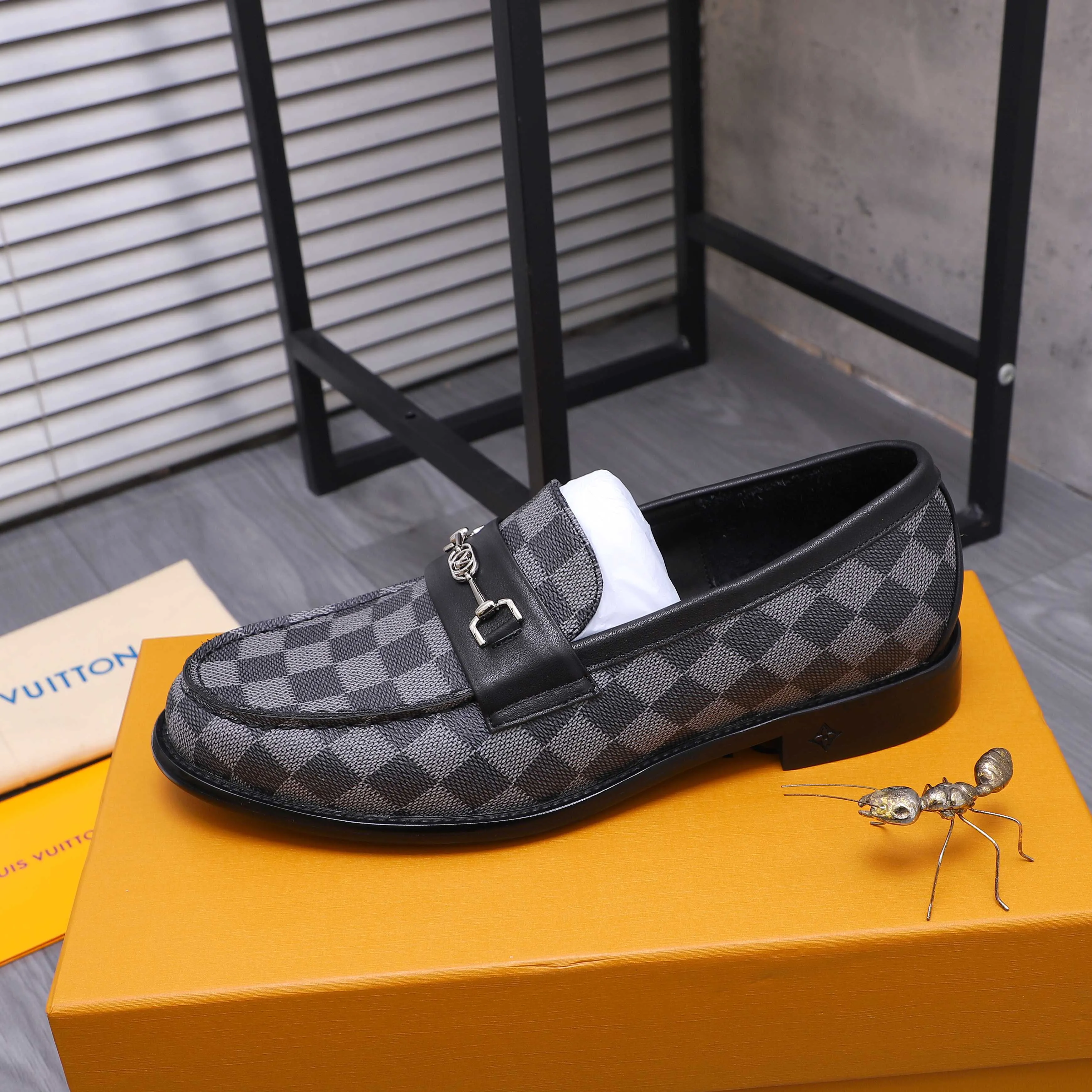 Men's shoes 💰660 Product trademark: LV [Louis Vuitton] business casual slip-on leather shoes, regular size. Size: 39-44 (38.45 custom-made, non-returnable) Product materials: Selected classic plaid upper, cowhide lining, original outsole